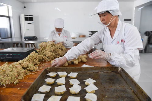 吃土灶月饼的正确姿势 一只手吃,一只手接渣