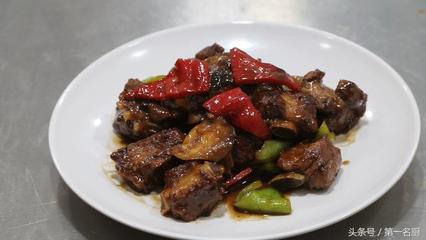 正宗红烧排骨的做法步骤(大厨分享红烧排骨的家常做法)
